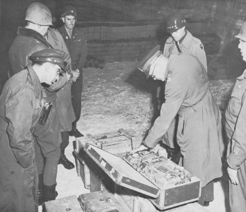 Eisenhower, opperbevelhebber van SHAEF, bekijkt een kist met geroof zilver tijdens een bezoek aan de Merkers mijn